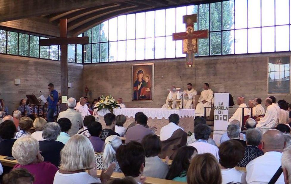 Don Sergio, chiesa gremita per l’ultima messa in città 