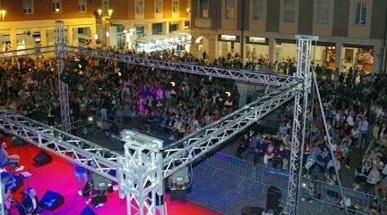 Teo Teocoli show Pubblico in delirio per le sue gag
