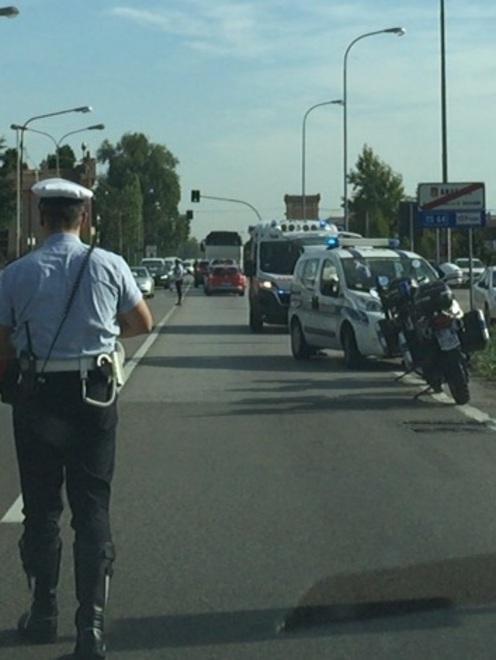 Anziano ciclisto gravissimo dopo l’urto con un furgone