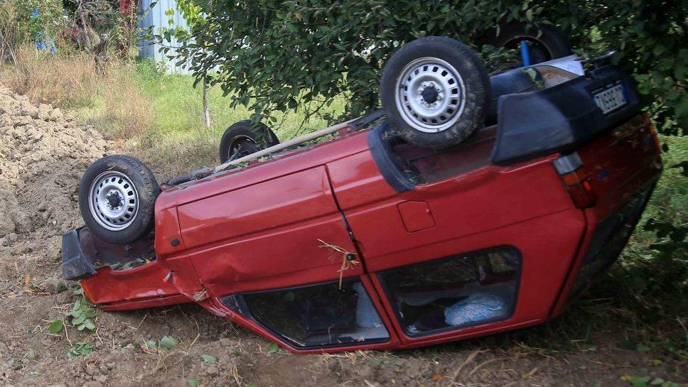 Casalgrande, anziana capotta alla guida della sua Panda rossa