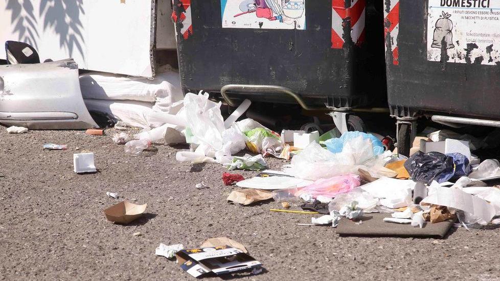 Discarica a cielo aperto in via Degani