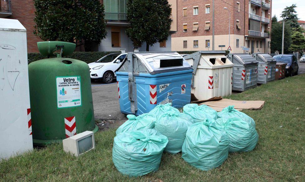 I residenti di via Pisacane: «Perché qui non puliscono?»