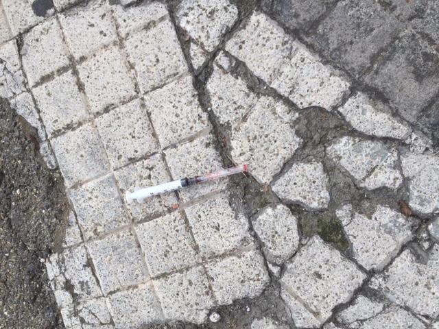La siringa sporca di sangue abbandonata in via Ferrucci 