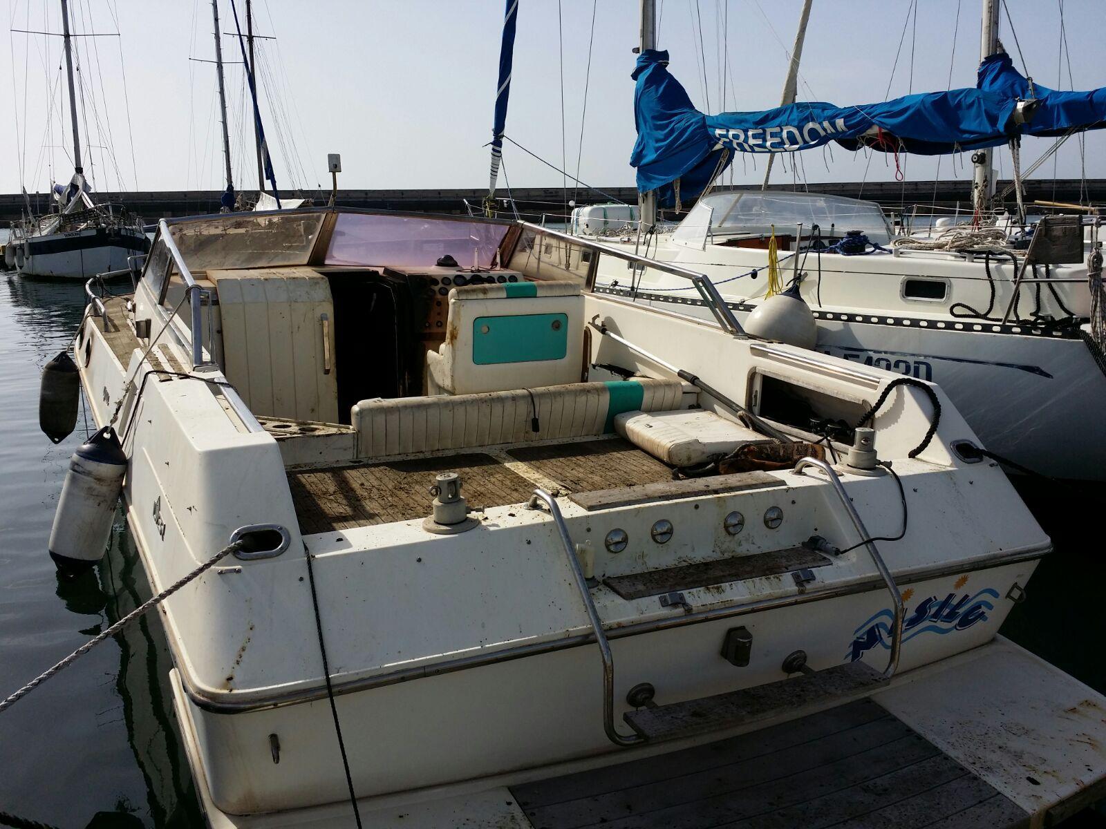 La barca incendiata a Su Siccu (foto Mario Rosas)