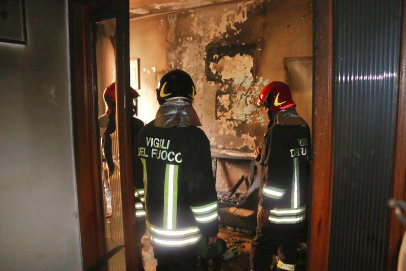 I vigili del fuoco nell'appartamento andato a fuoco in via Mospignotti (Pentafoto)