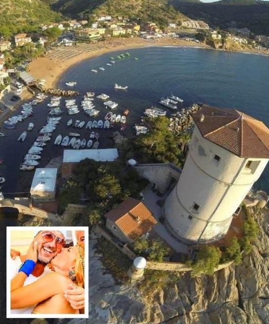 Promessa d’amore sulla spiaggia di Campese 