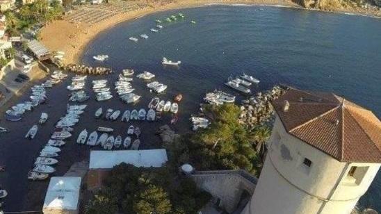 Promessa d’amore sulla spiaggia di Campese