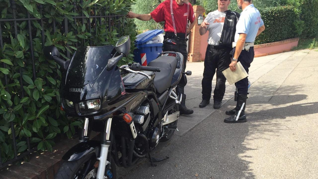 I rilievi della polizia municipale sul luogo dell'incidente (Foto Agenzia Carlo Sestini)