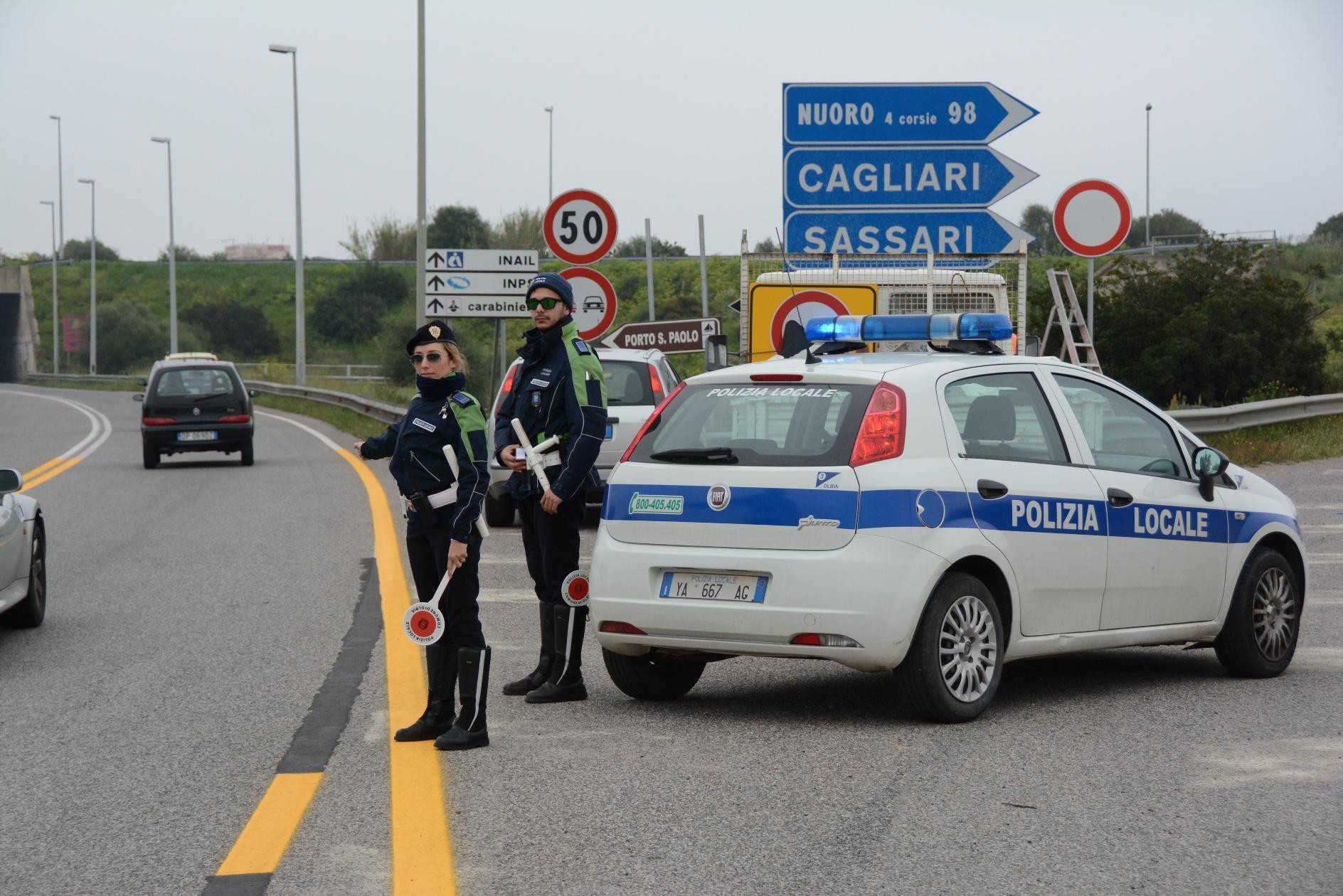 Un agente mentre redige un verbale