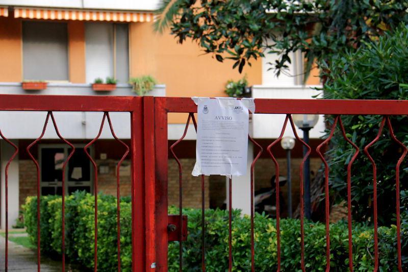 Un volantino affisso all'ingresso di un'abitazione in via Liverani (Pentafoto)