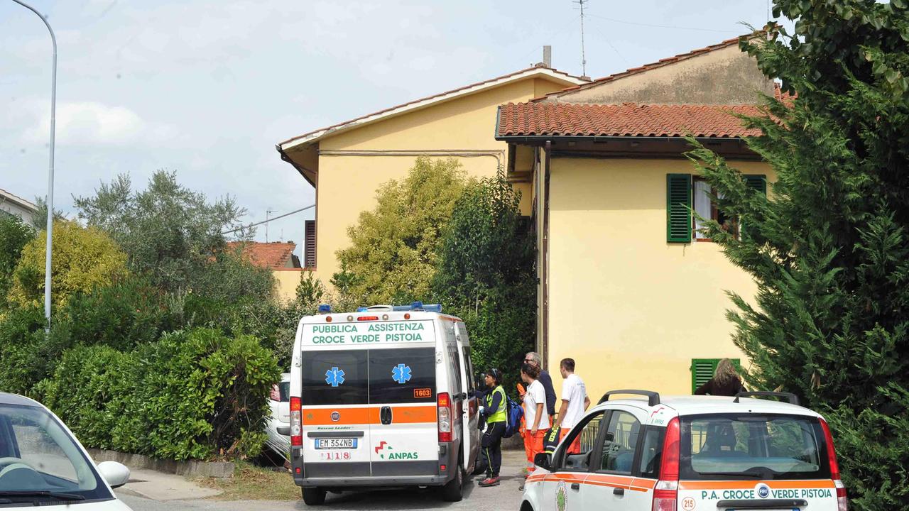 L'ambulanza davanti alla casa del giovane (foto Lorenzo Gori)