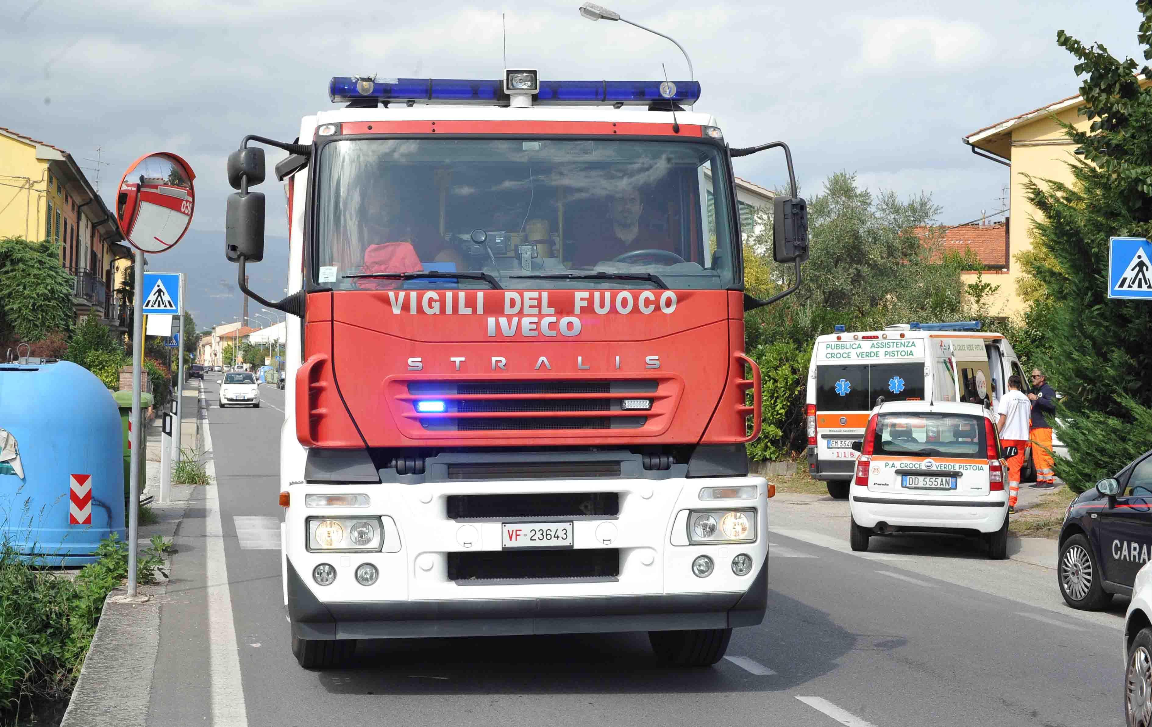 I vigili del fuoco in via Fiorentina (foto Lorenzo Gori)