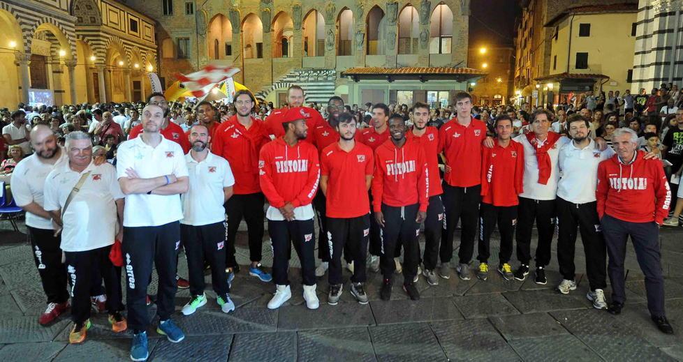 Il Pistoia Basket al completo per la festa in piazza Duomo (Foto Gori)