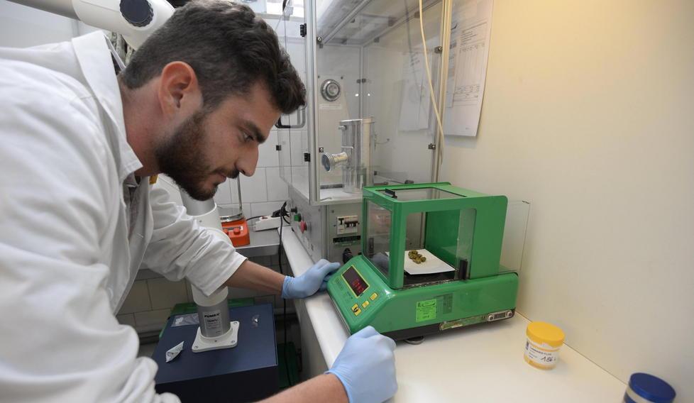 Il farmacista Edoardo Alfinito nel laboratorio della farmaci (foto Bf)