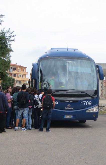 «Mio figlio picchiato dall’autista alla fermata dell’Arst a Porto Torres» 