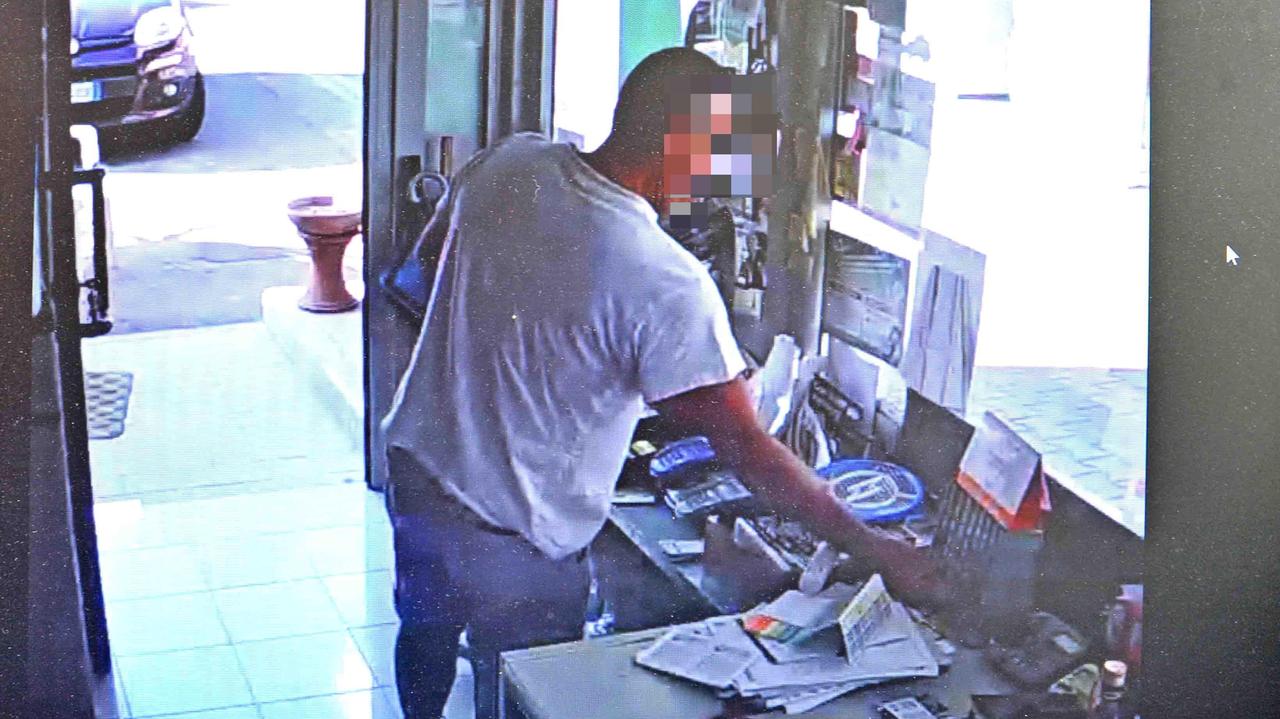 Nel fermo-immagine ripreso da un video della telecamera del distributore si vede l’uomo in azione