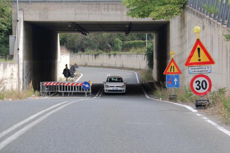 Il sottopasso di Porta a Terra con le transenne su una corsia