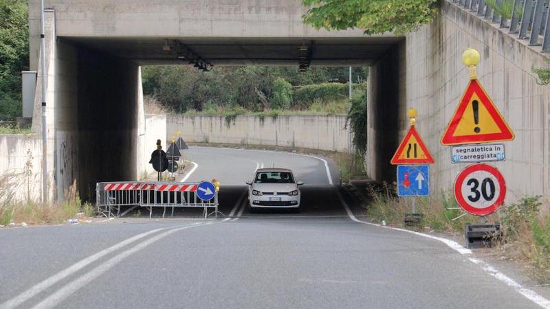 Il sottopasso di Porta a Terra con le transenne su una corsia