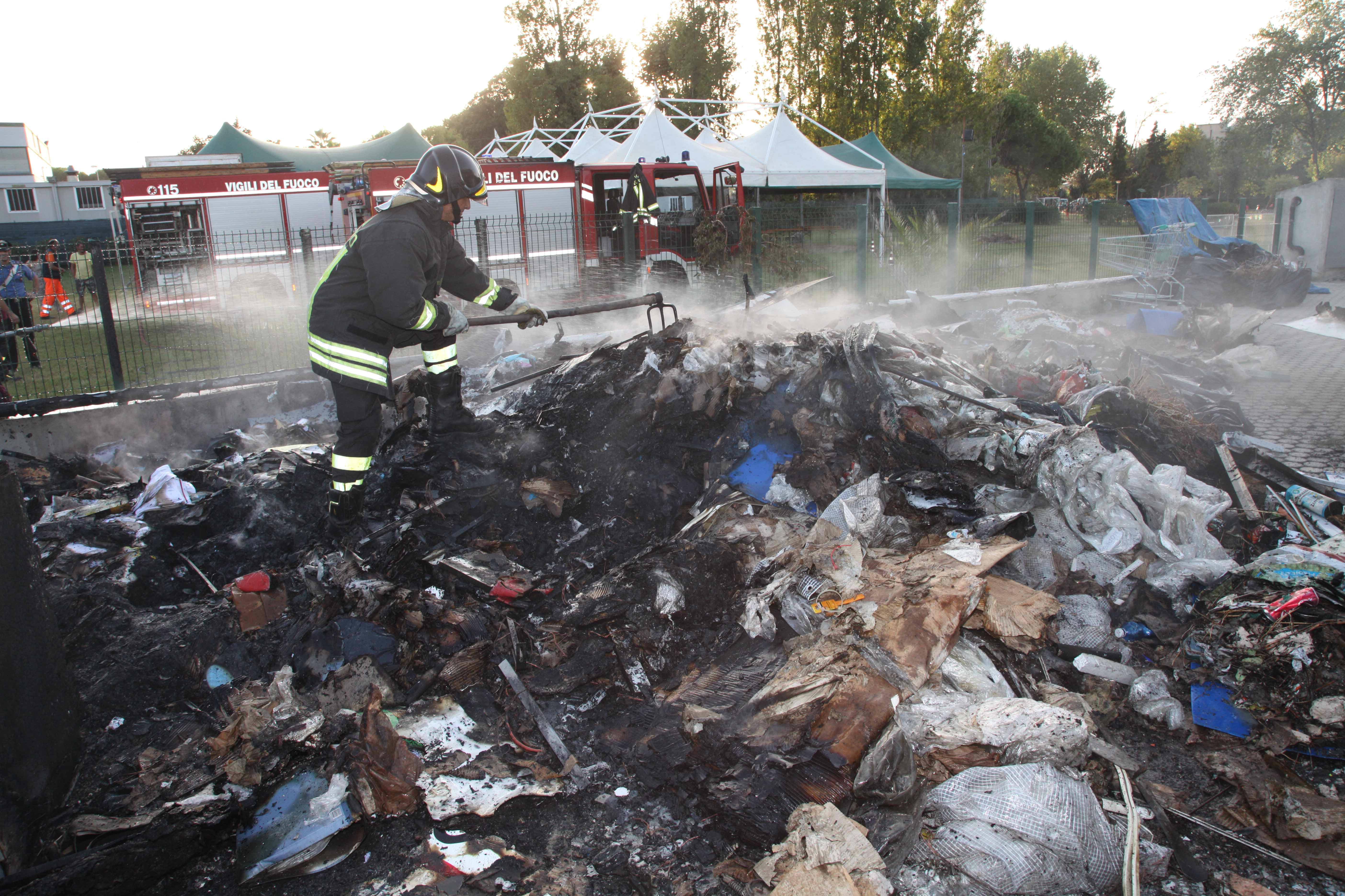 I vigili del fuoco al lavoro per spegnere l'incendio (foto Ciurca/Paglianti)