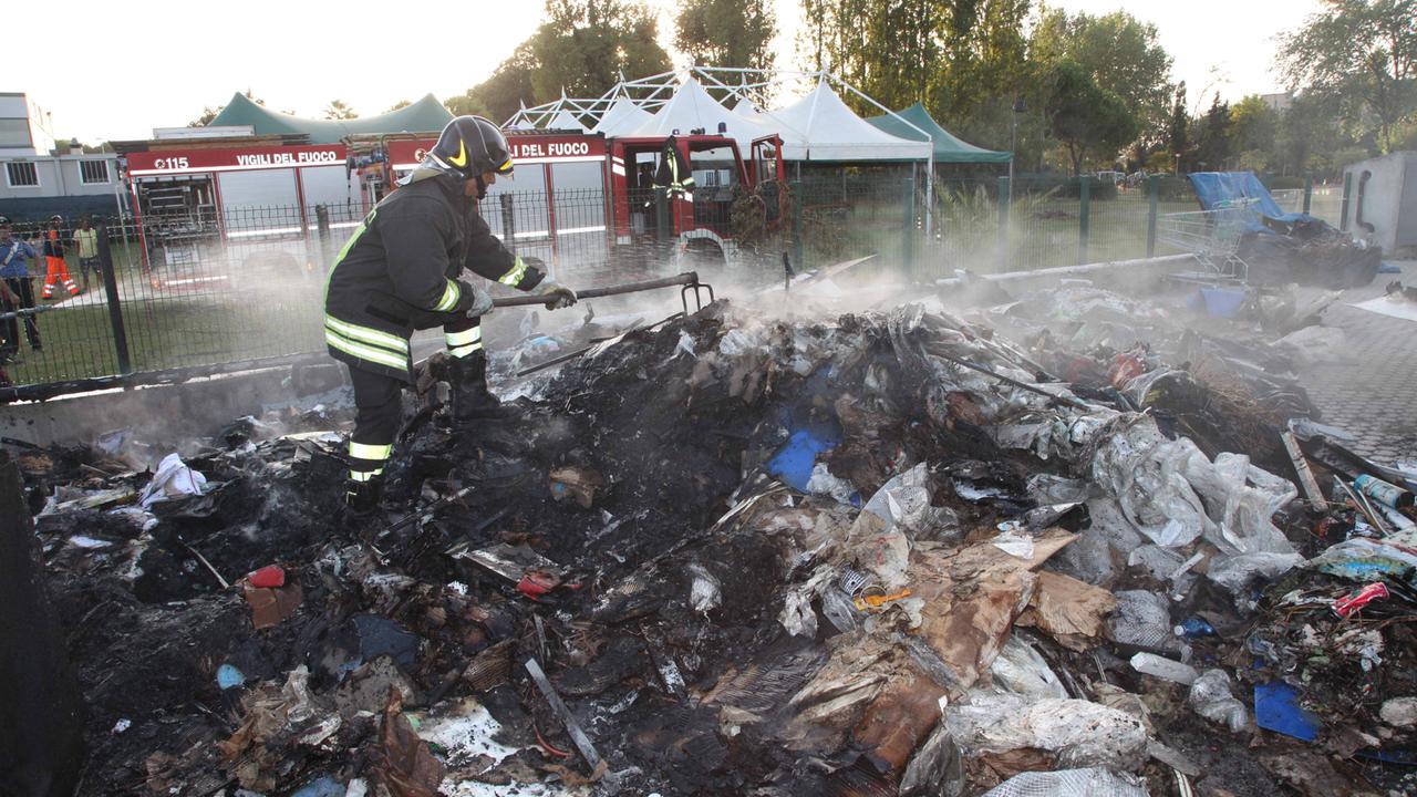 I vigili del fuoco al lavoro per spegnere l'incendio (foto Ciurca/Paglianti)