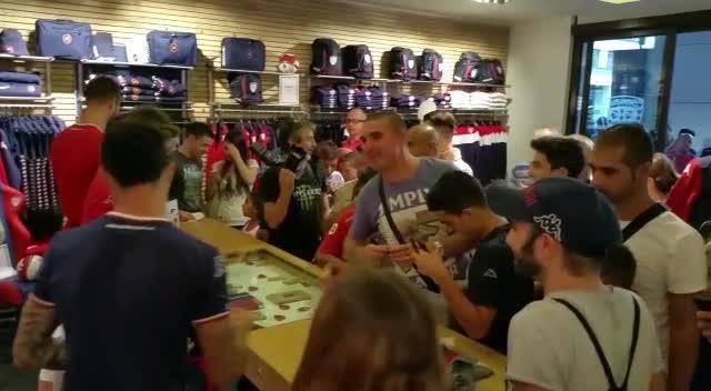 Tanti tifosi del Cagliari per Giannetti, Farias e Cerri nello store della società rossoblù 