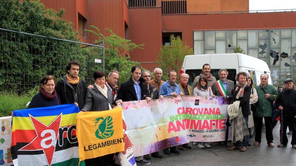 Carovana antimafia di fronte all'hotel Paradiso di Montecatini Alto