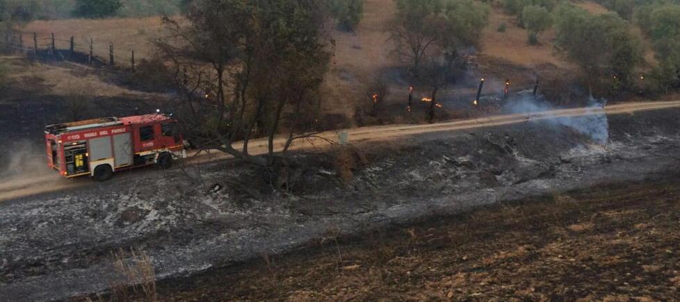 Scoppiano due incendi: elicotteri in azione 