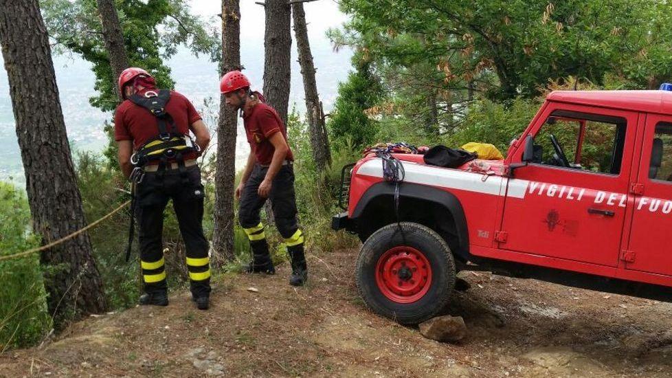 Cade per 15 metri in un dirupo