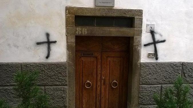 Croci nere sulla parrocchia «È un atto intimidatorio»