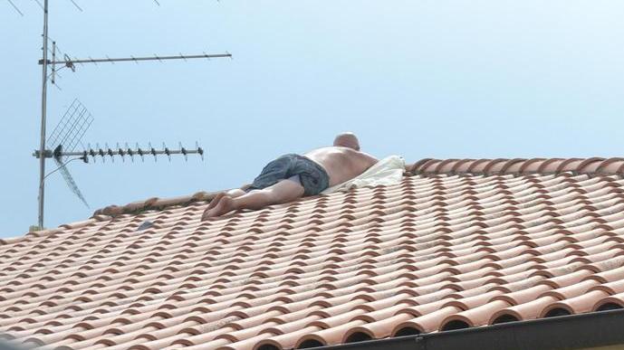 Vuole 150mila euro per non buttarsi giù dal tetto di casa