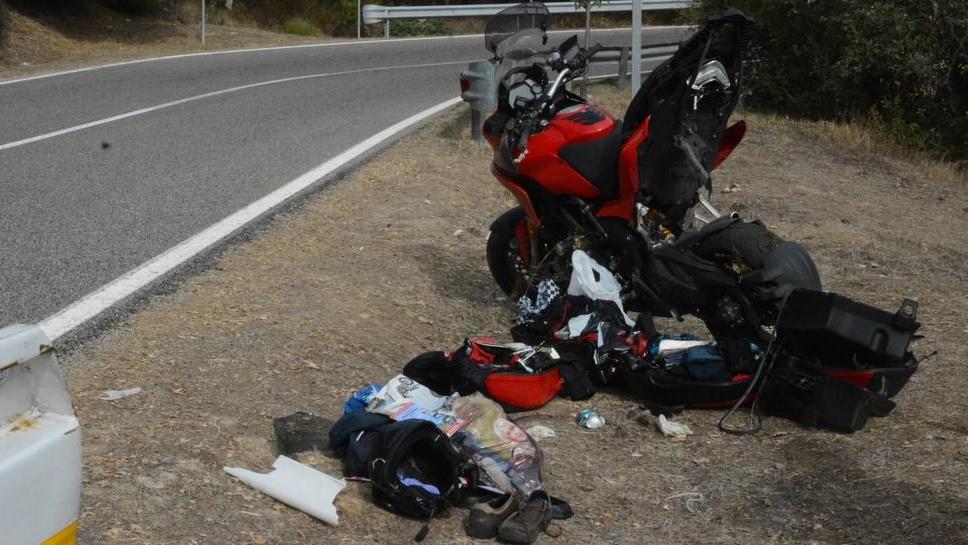 Motociclista tedesco esce fuori strada e muore sul colpo