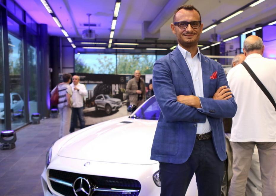 Suv Mercedes festa con Cevoli e 450 persone