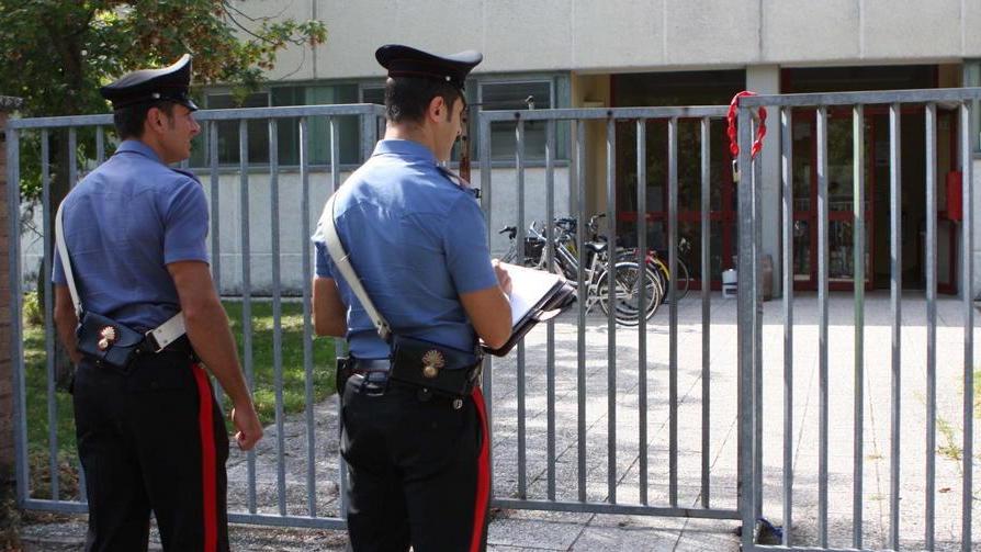 Irrompe a scuola per affrontare la sua ex