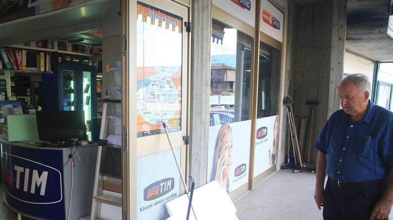 Rubati soldi e ricariche al negozio Macchioni
