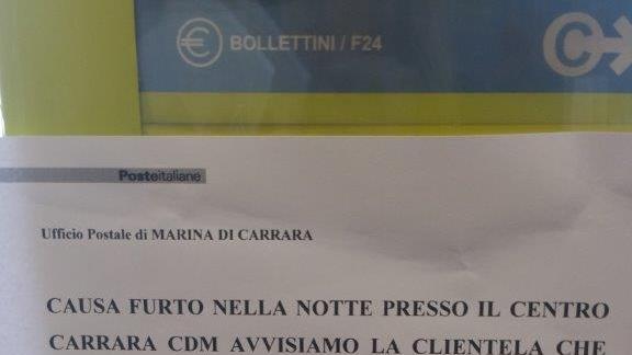 Il cartello che annuncia il furto