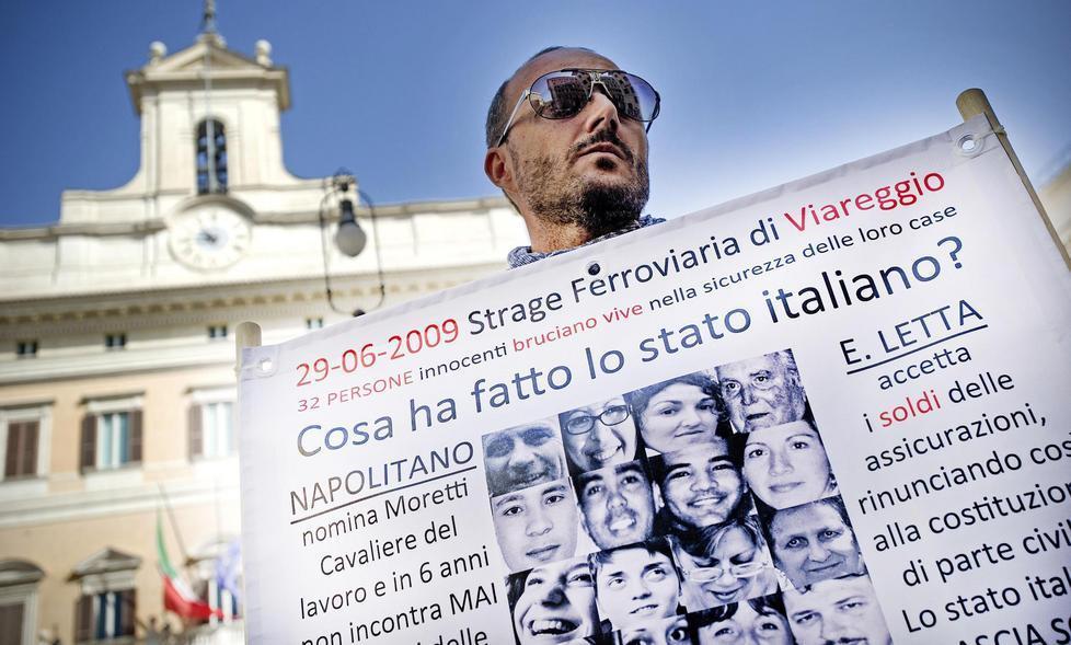 La protesta dei familiari delle vittime della strage