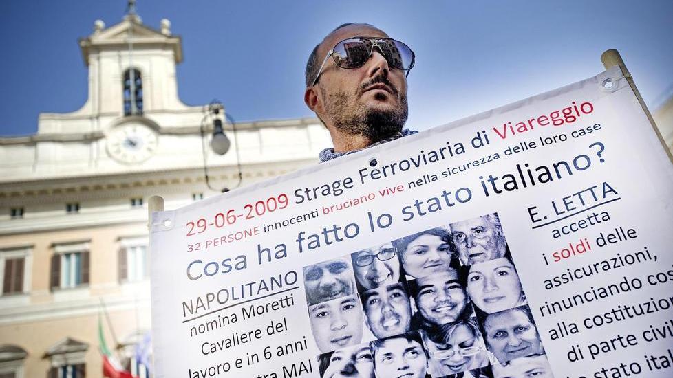La protesta dei familiari delle vittime della strage