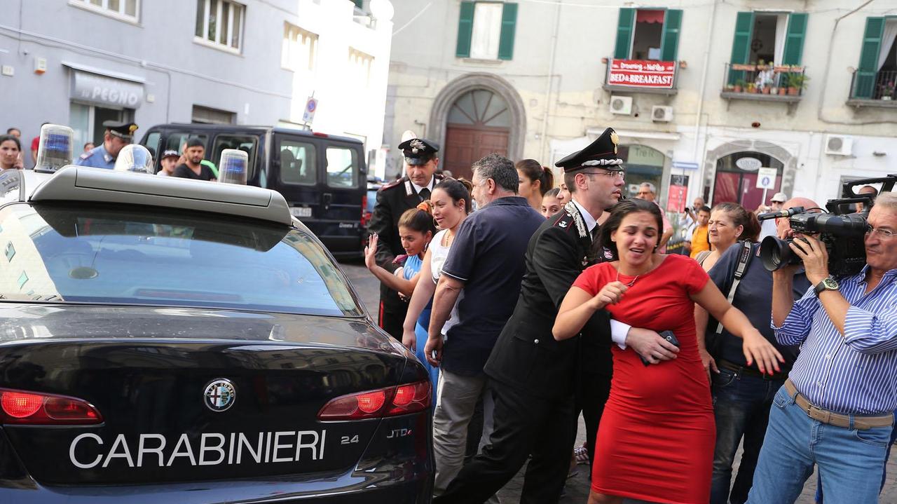 I carabinieri durante il blitz anticamorra partito da Napoli e che ha toccato anche Viareggio