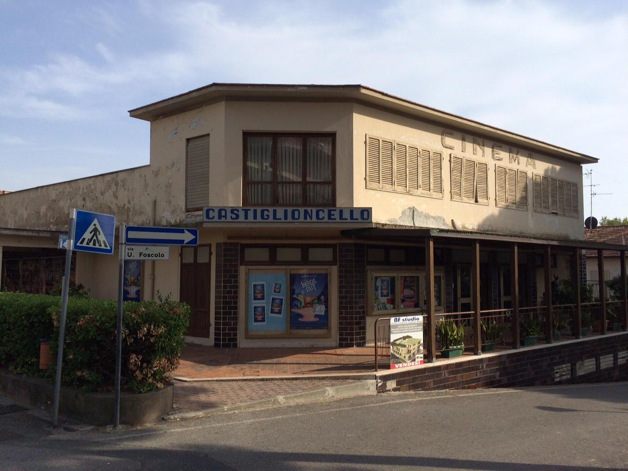 Il cinema di Castiglioncello con il cartello per le vendite