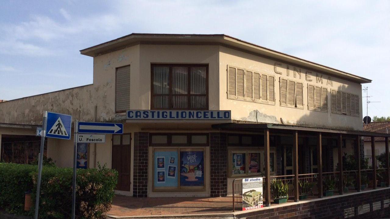 Il cinema di Castiglioncello con il cartello per le vendite