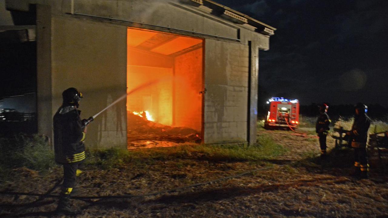 Un fienile in fiamme