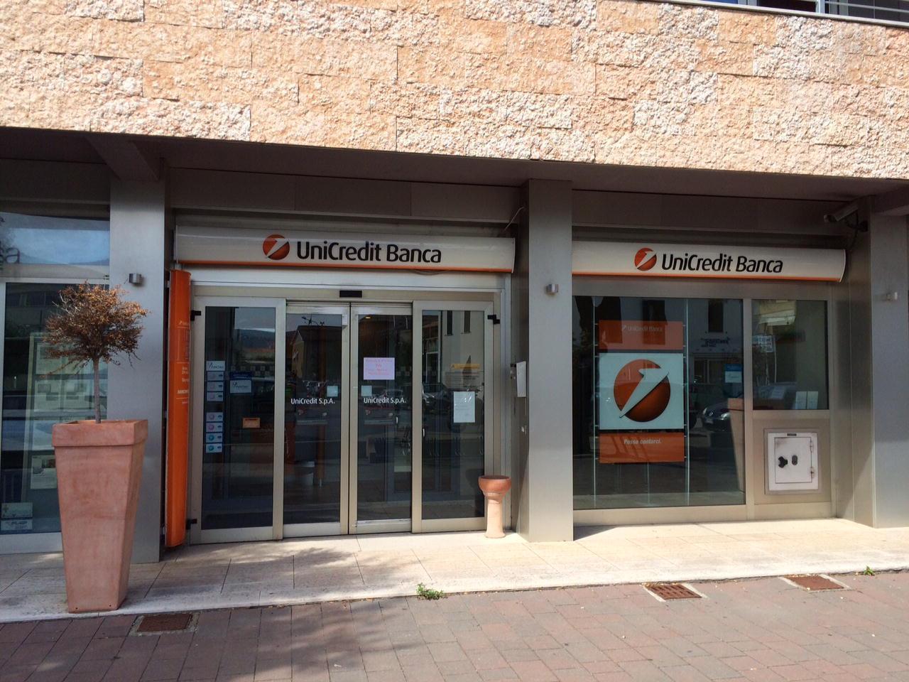 La sede dell'Unicredit dove è avvenuta la tentata rapina (foto Falorni)