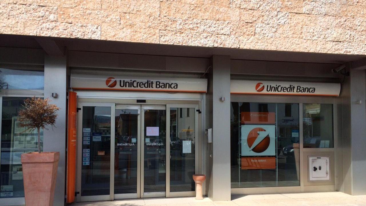 La sede dell'Unicredit dove è avvenuta la tentata rapina (foto Falorni)