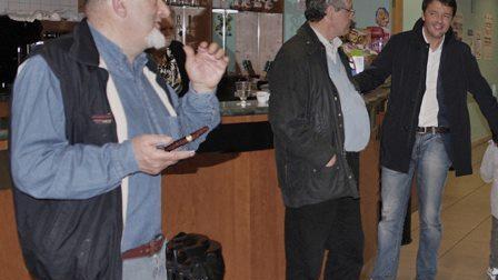 Tiziano Renzi (primo da sinistra), padre del premier Matteo (l'ultimo a sinistra nella foto)