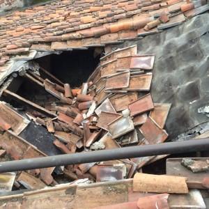 il pezzo di tetto crollato alla Chiesa di San Francesco a Pisa