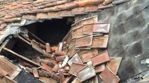 il pezzo di tetto crollato alla Chiesa di San Francesco a Pisa