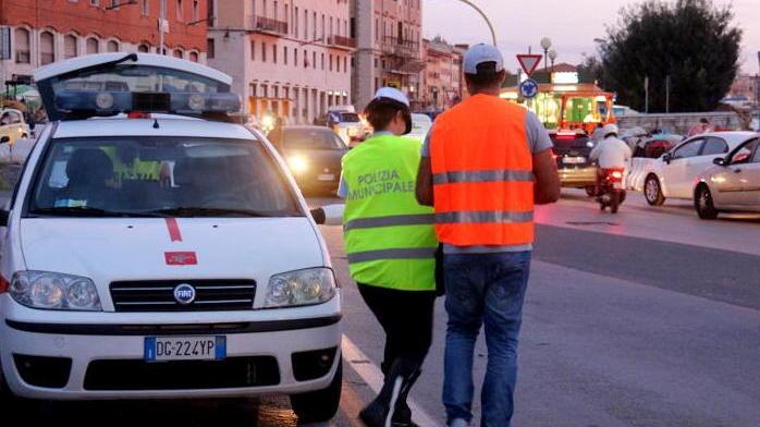 Scontro con un’auto scooterista ferito