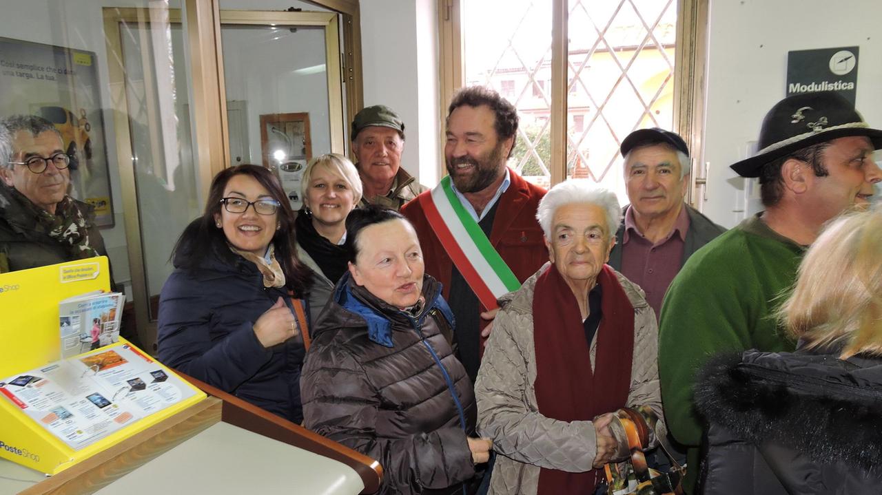 Il sindaco di Capalbio, Luigi Bellumori, e alcuni cittadini protestano contro la chiusura dell'ufficio postale di Borgo Carige