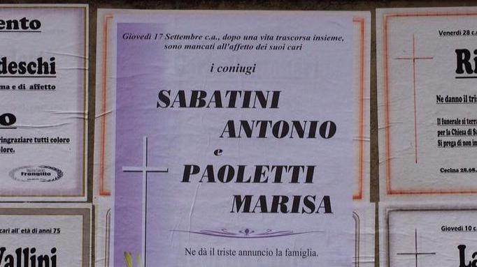 Il manifesto funebre che annuncia la morte dei due coniugi