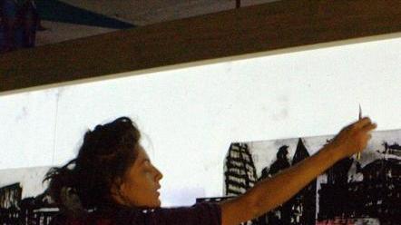 L’arte di Yasmine, città ed emozioni incise sul plexiglas